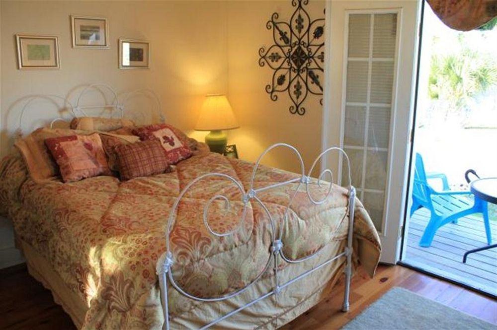 Carroll House Bed & Breakfast Бей-Сент-Луис Экстерьер фото